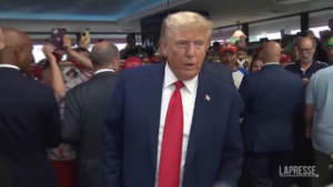 Usa 2024, Trump distribuisce gelati durante la tappa della campagna elettorale in Iowa