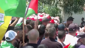 In migliaia ai funerali del palestinese ucciso in Cisgiordania