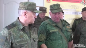Russia, il ministro Shoigu visita le truppe in addestramento