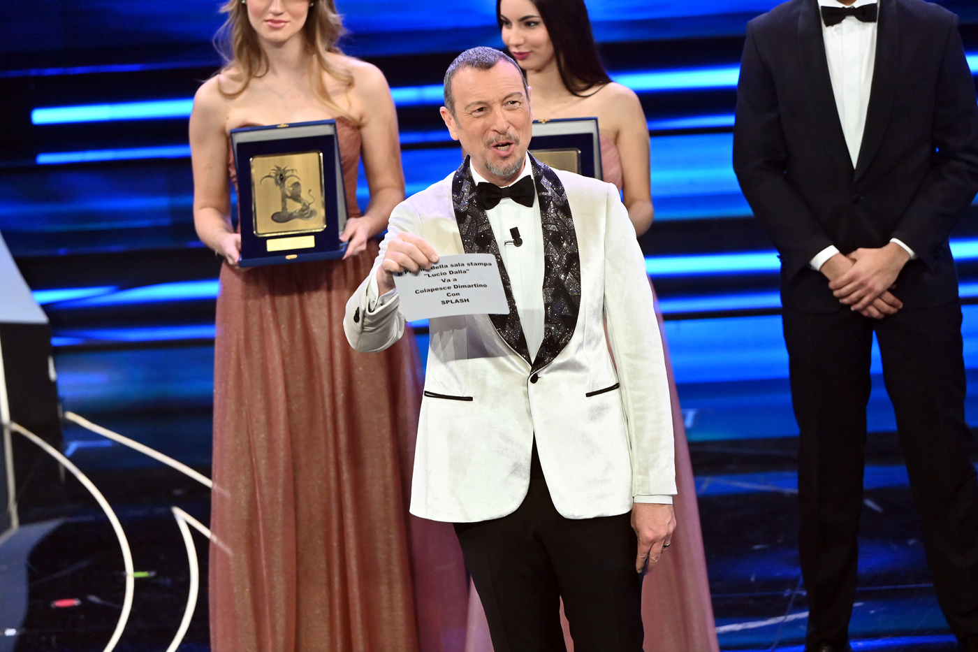 Sanremo, Amadeus: “Cantanti in gara saranno co-conduttori
