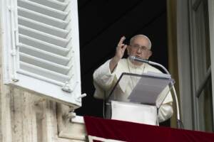 Papa Francesco durante l\'Angelus in Piazza San Pietro