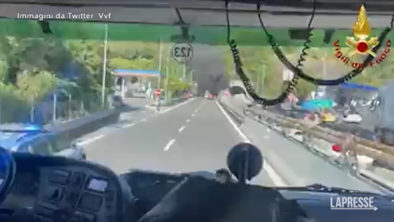 Genova, bus a fuoco in A12: autista ricoverato in area critica Genova, bus a fuoco in A12: autista ricoverato in area critica