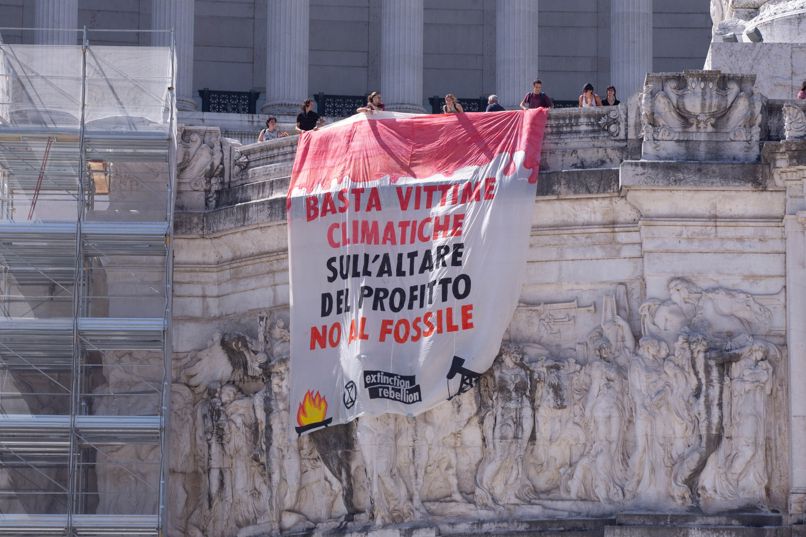 Clima, blitz attivisti ad Altare della Patria: “Basta vittime del profitto”