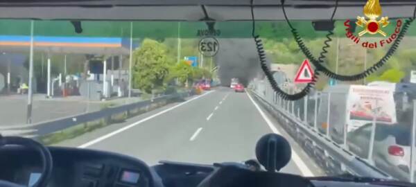 Genova, pullman prende fuoco in galleria in A12: chiusa autostrada