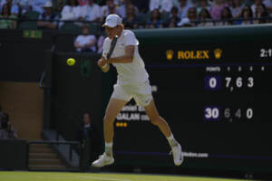 Wimbledon, Sinner ai quarti: Galan ko in tre set