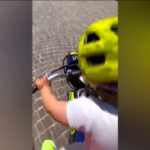 Già in sella a un anno, figlia Valentino Rossi sfreccia su mini-moto