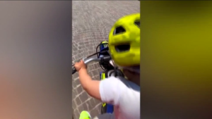 Già in sella a un anno, figlia Valentino Rossi sfreccia su mini-moto