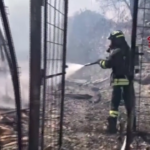Messina, incendio di vegetazione si avvicina alle abitazioni