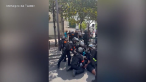 Parigi, Youssouf Traoré fermato brutalmente da agenti