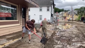 Il fango invade le strade della Hudson Valley di New York