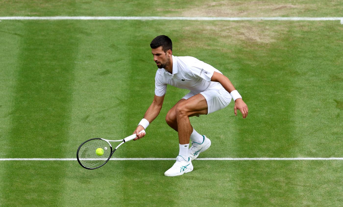 Wimbledon, Djokovic accede alla semifinale: affronterà Sinner Wimbledon, Djokovic accede alla semifinale: affronterà Sinner