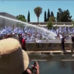 Israele, tensione a Tel Aviv: cannoni ad acqua contro i manifestanti