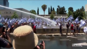 Israele, tensione a Tel Aviv: cannoni ad acqua contro i manifestanti