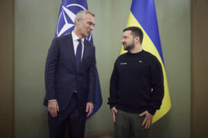 Ucraina, Zelensky contro la Nato: “Assurdo rinviare adesione, meritiamo rispetto”
