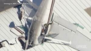 Usa, aereo ultraleggero si schianta contro un hangar in California
