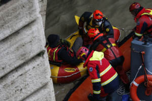 Maltempo.Piena del Tevere, salvataggio di un senza fissa dimora dalla Cloaca Massima