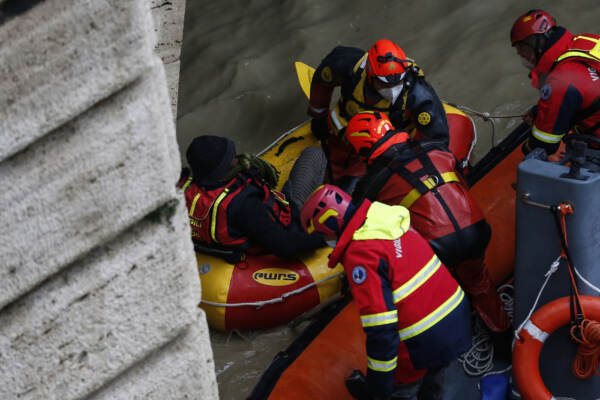 Maltempo.Piena del Tevere, salvataggio di un senza fissa dimora dalla Cloaca Massima