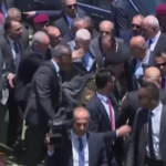 Medioriente, Abu Mazen visita il cimitero di Jenin
