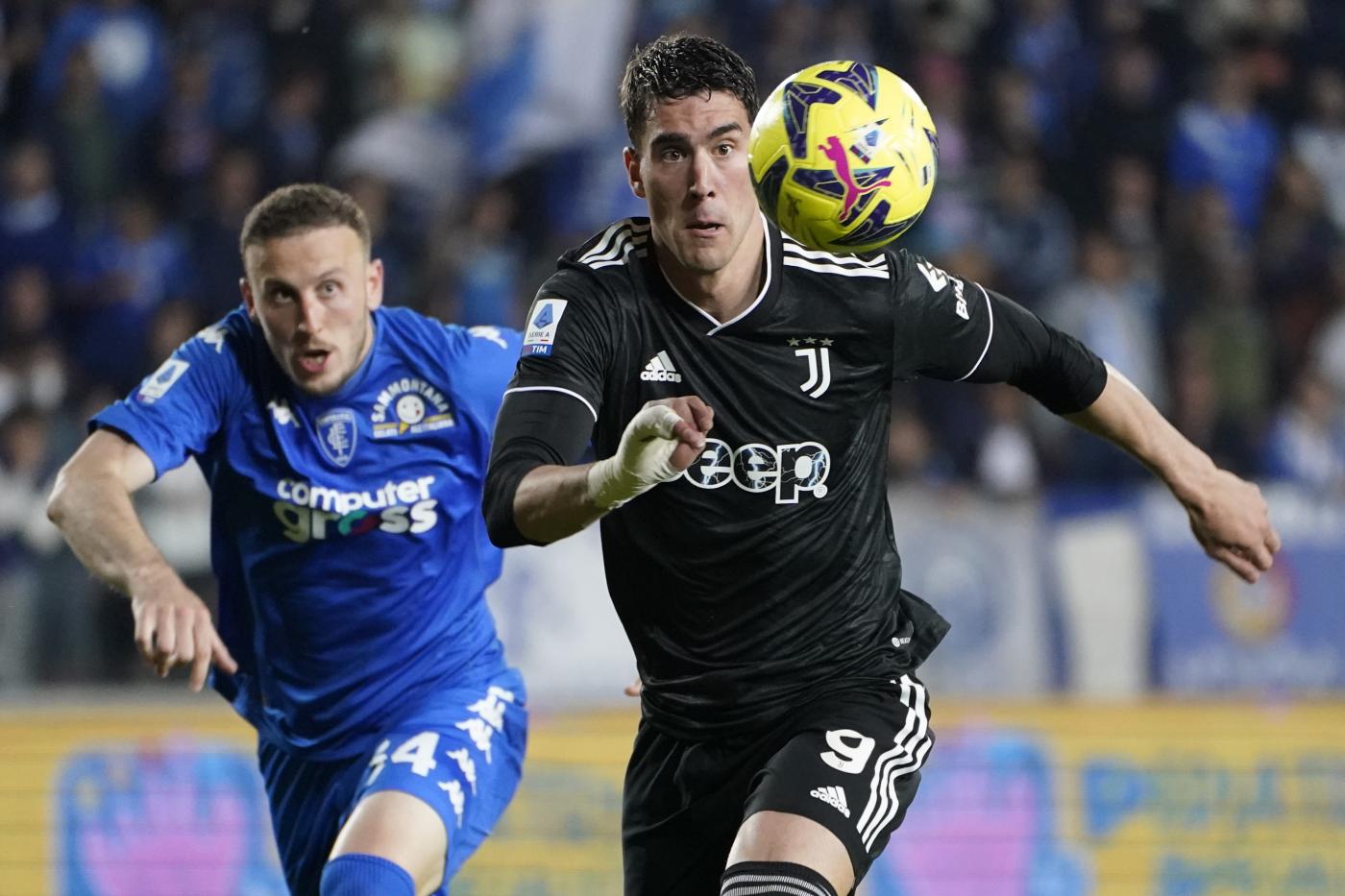 Calciomercato, media francesi: Vlahovic priorità per Psg