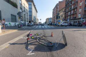 Ciclista investito da un'auto in viale Monza a Milano