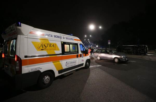 Incidente stradale a Milano, ambulanza ribaltata