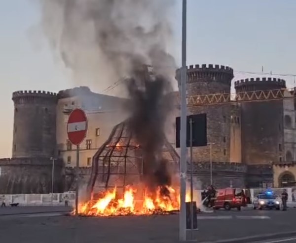 Napoli, fermato un clochard per il rogo “Venere degli Stracci”