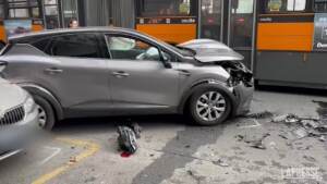 Milano, scontro tra tre auto in zona Buenos Aires: feriti