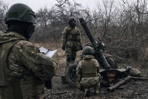 Soldati volontari ucraini combattono a Bakhmut