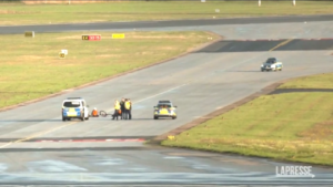 Germania, attivisti clima bloccano l’aeroporto di Amburgo