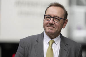 Londra, Kevin Spacey al processo per violenza sessuale: “Io innocente”