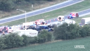 Usa, pullman si schianta in autostrada: 3 morti in Illinois