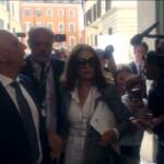 Santanché assediata dai cronisti: ma la ministra non risponde