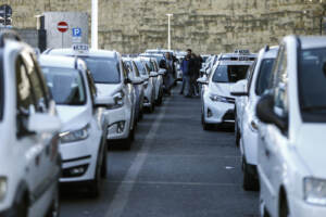 Emergenza Coronavirus , stazione termini taxi in fila in attesa di clienti