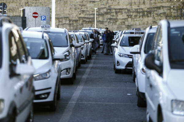 Emergenza Coronavirus , stazione termini taxi in fila in attesa di clienti