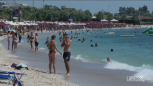 Grecia, spiagge affollate per combattere il grande caldo