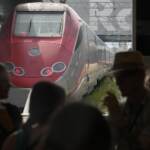 Sciopero treni, sindacati: “Altissima adesione”. Salvini: “Scene indegne”