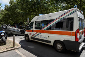 Incidente stradale in viale Vittorio Veneto a Milano, auto si ribalta