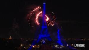 Francia, la festa nazionale: fuochi d’artificio a Parigi