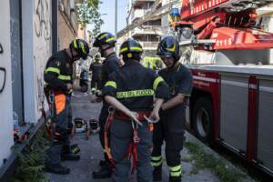 Albero cade e si appoggia ad una palazzina intervengono sul posto polizia e vigili del fuoco