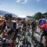Tour de France: tifosi con telefonino in strada, maxi caduta