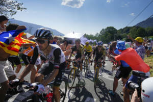 Tour de France: tifosi con telefonino in strada, maxi caduta