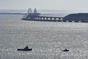 Ucraina, incendio sul ponte fra la Crimea e la Russia