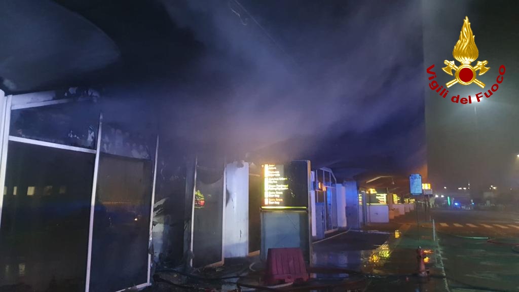 Catania, incendio aeroporto: voli sospesi fino al 19 luglio Catania, incendio aeroporto: voli sospesi fino al 19 luglio