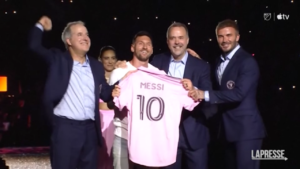 Calcio, l’Inter Miami presenta Messi: spettacolo di luci e colori