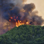 Grecia, incendio a Corinto: evacuati 1200 bambini
