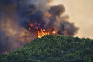 Grecia, incendio a Corinto: evacuati 1200 bambini