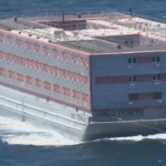 Regno Unito, una chiatta nella manica per i richiedenti asilo