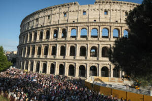 Roma, cerca di entrare al Colosseo con un coltello: denunciato turista