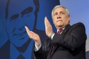 Salario minimo, Tajani: “Non siamo l’Urss” e il voto slitta