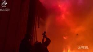 Ucraina, Odessa brucia: la distruzione provocata dalle bombe russe